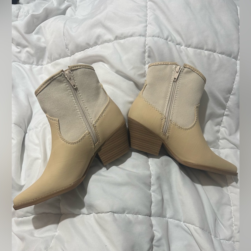 UNIVERSAL THREAD OFF WHITE WESTERN BOOTS